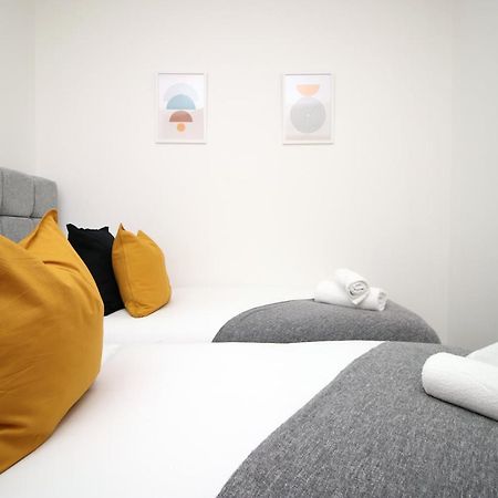 No 2 Under The Clock By Ssw - 2Br, Right In The City Centre, Sleeps 6 Cardiff Eksteriør billede
