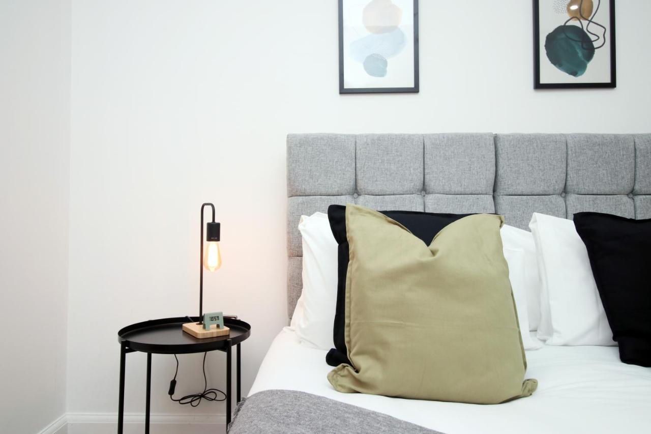 No 2 Under The Clock By Ssw - 2Br, Right In The City Centre, Sleeps 6 Cardiff Eksteriør billede