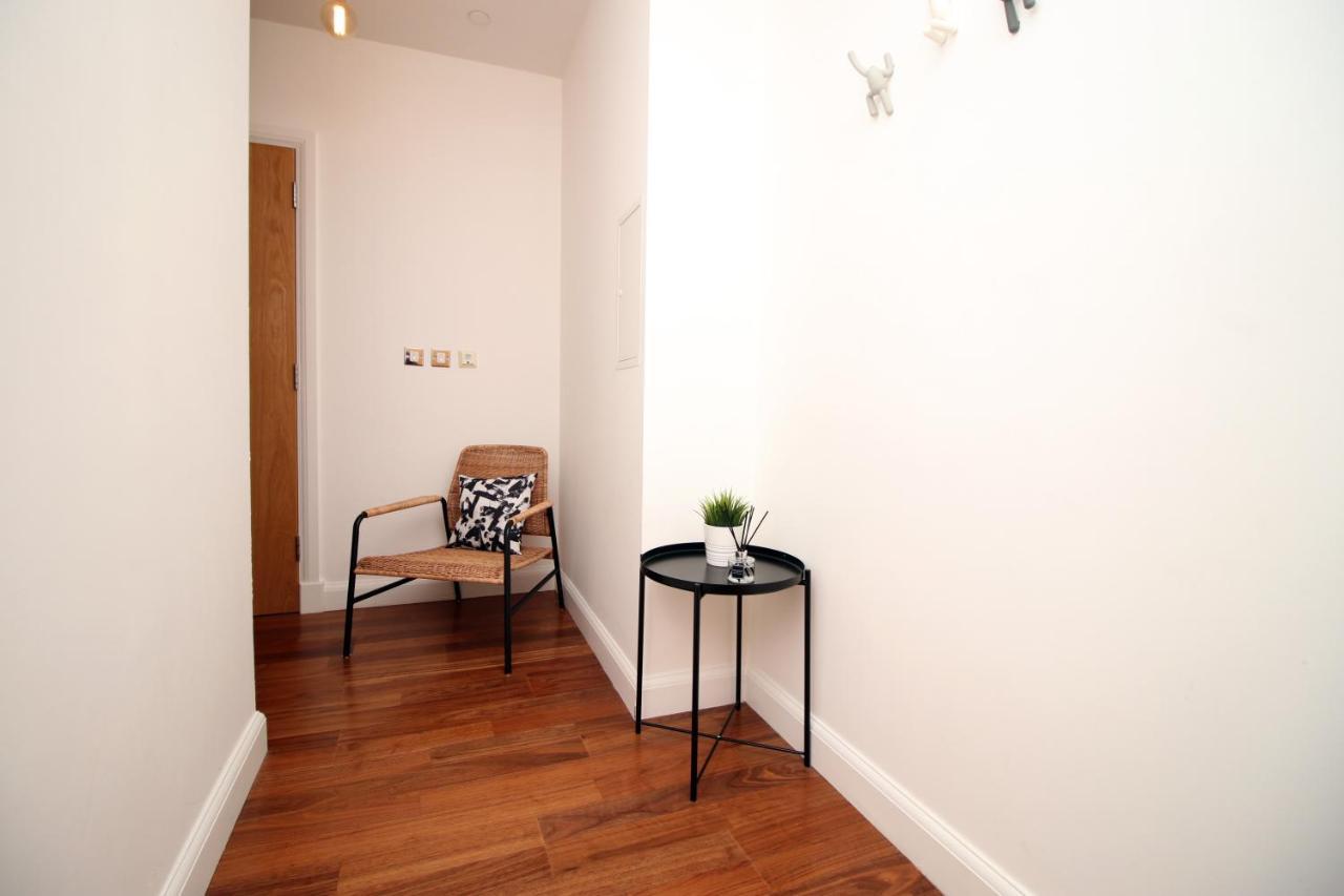 No 2 Under The Clock By Ssw - 2Br, Right In The City Centre, Sleeps 6 Cardiff Eksteriør billede
