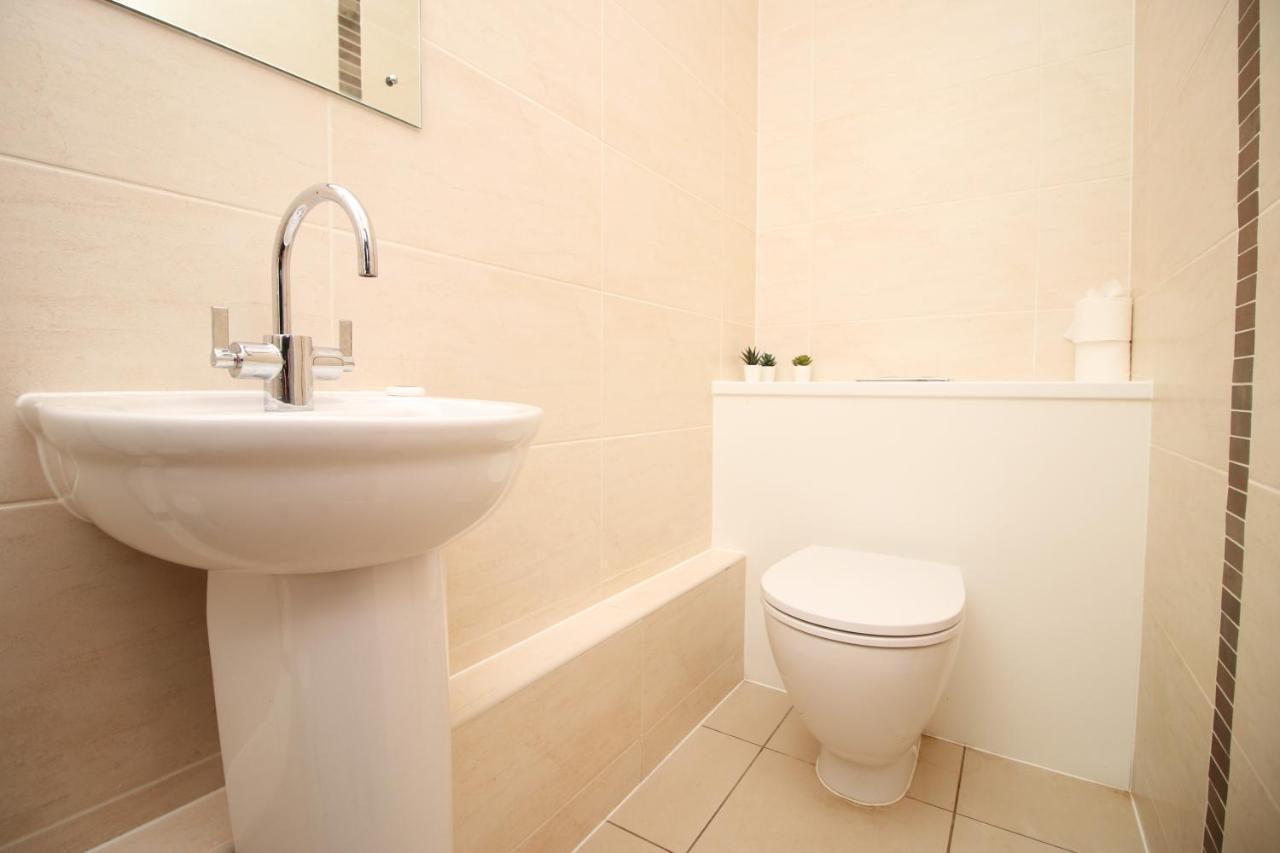 No 2 Under The Clock By Ssw - 2Br, Right In The City Centre, Sleeps 6 Cardiff Eksteriør billede
