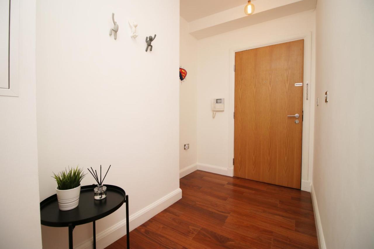 No 2 Under The Clock By Ssw - 2Br, Right In The City Centre, Sleeps 6 Cardiff Eksteriør billede