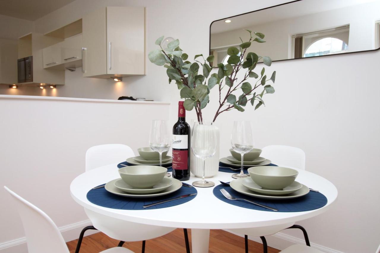 No 2 Under The Clock By Ssw - 2Br, Right In The City Centre, Sleeps 6 Cardiff Eksteriør billede