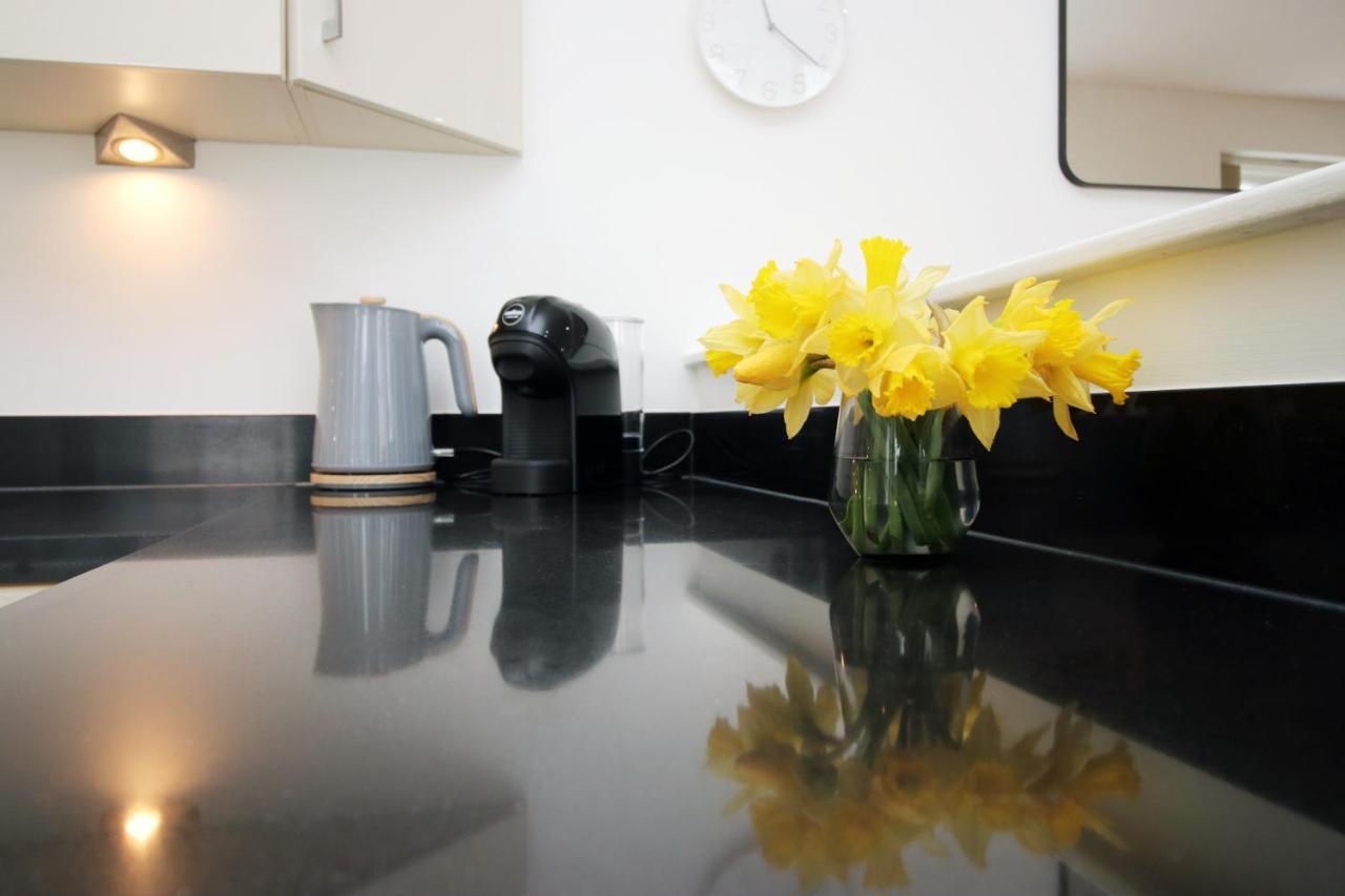 No 2 Under The Clock By Ssw - 2Br, Right In The City Centre, Sleeps 6 Cardiff Eksteriør billede