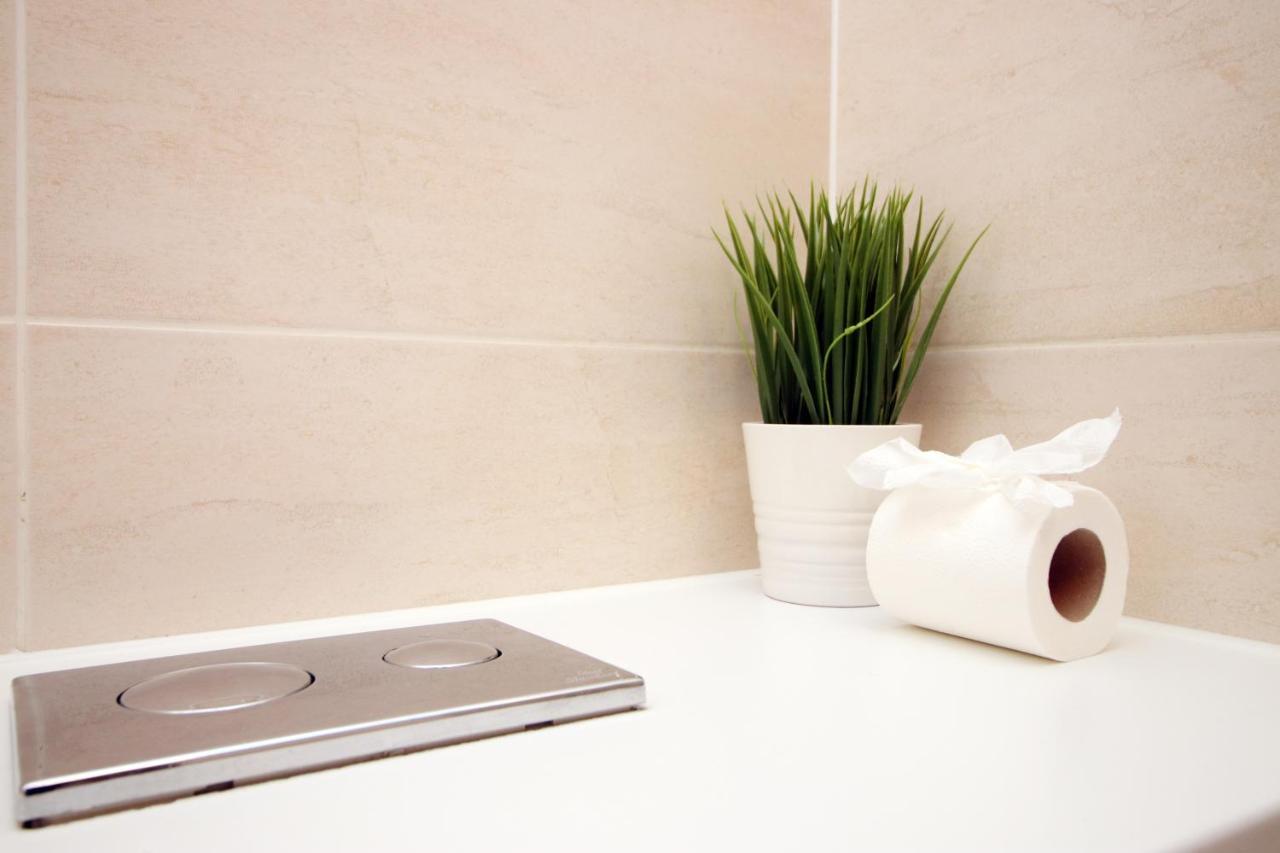 No 2 Under The Clock By Ssw - 2Br, Right In The City Centre, Sleeps 6 Cardiff Eksteriør billede