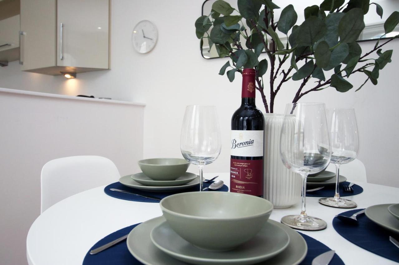 No 2 Under The Clock By Ssw - 2Br, Right In The City Centre, Sleeps 6 Cardiff Eksteriør billede