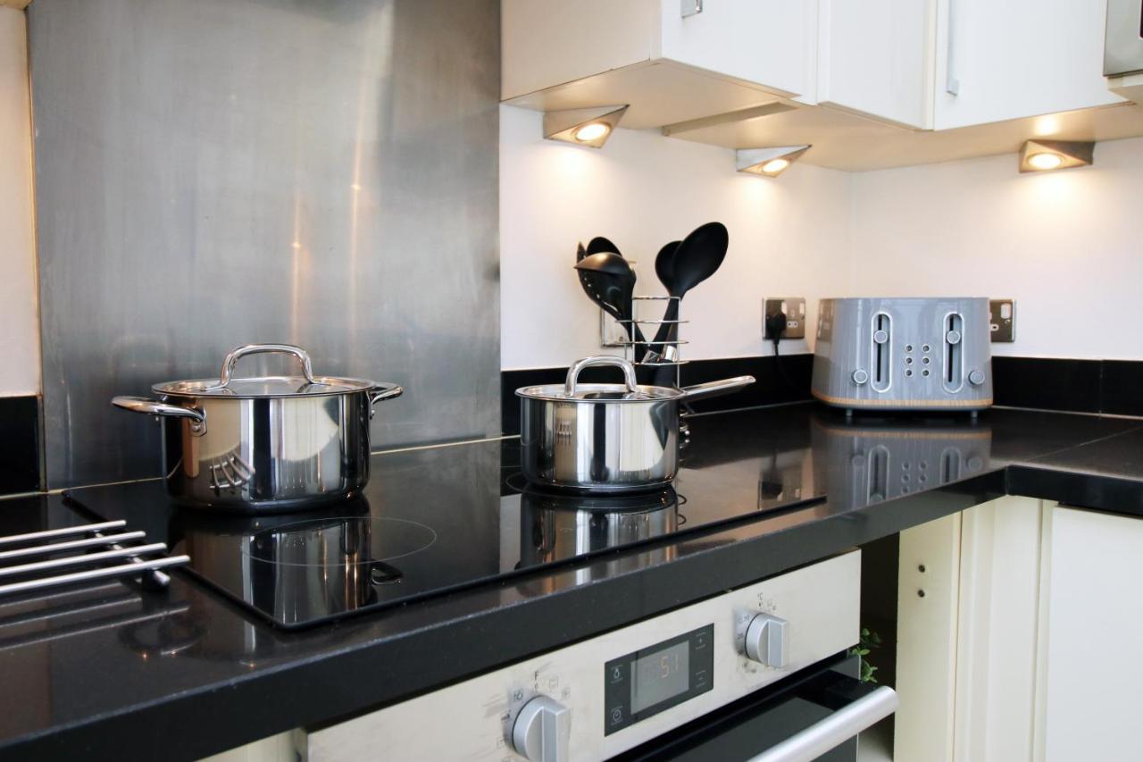 No 2 Under The Clock By Ssw - 2Br, Right In The City Centre, Sleeps 6 Cardiff Eksteriør billede