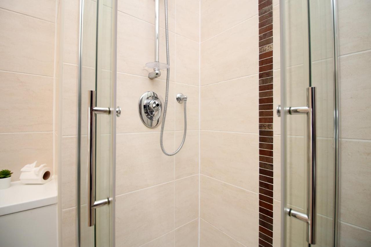 No 2 Under The Clock By Ssw - 2Br, Right In The City Centre, Sleeps 6 Cardiff Eksteriør billede