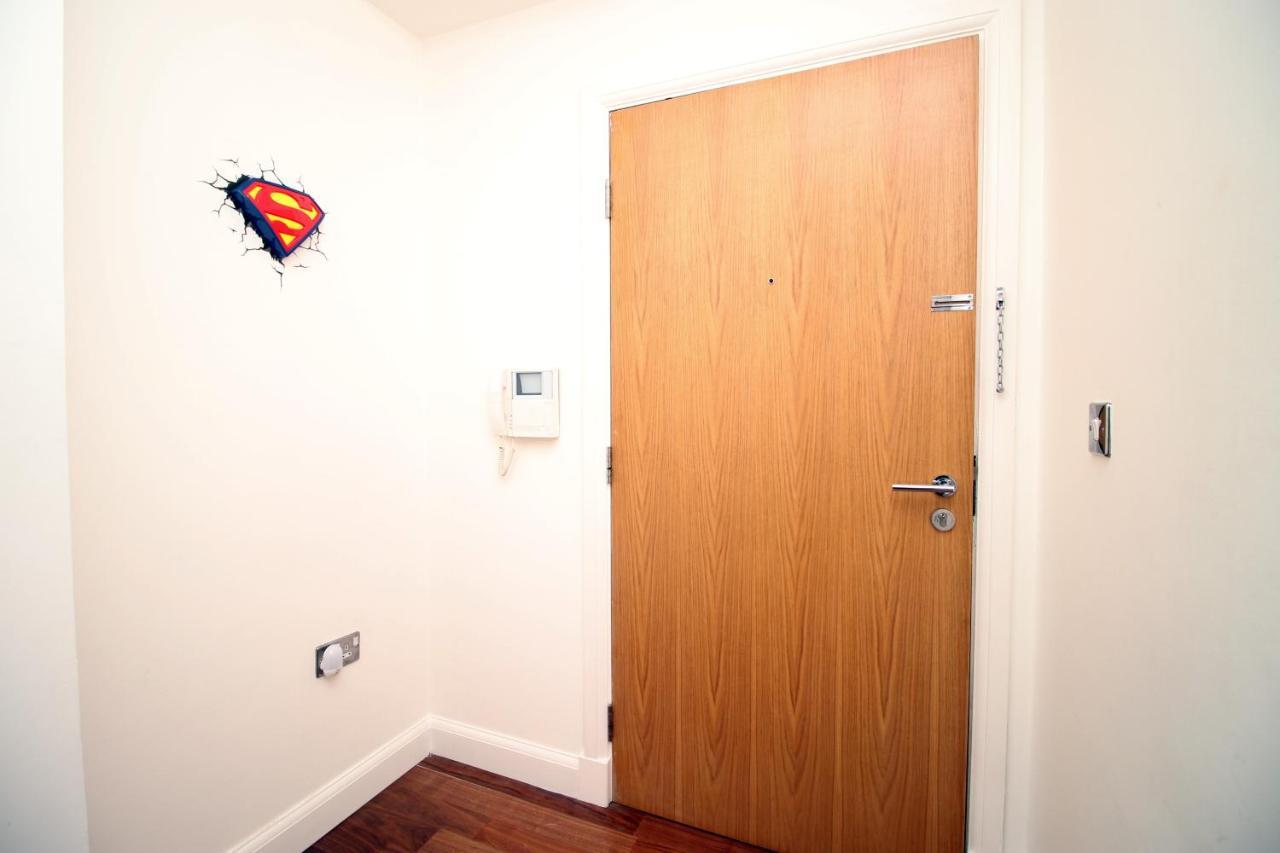 No 2 Under The Clock By Ssw - 2Br, Right In The City Centre, Sleeps 6 Cardiff Eksteriør billede