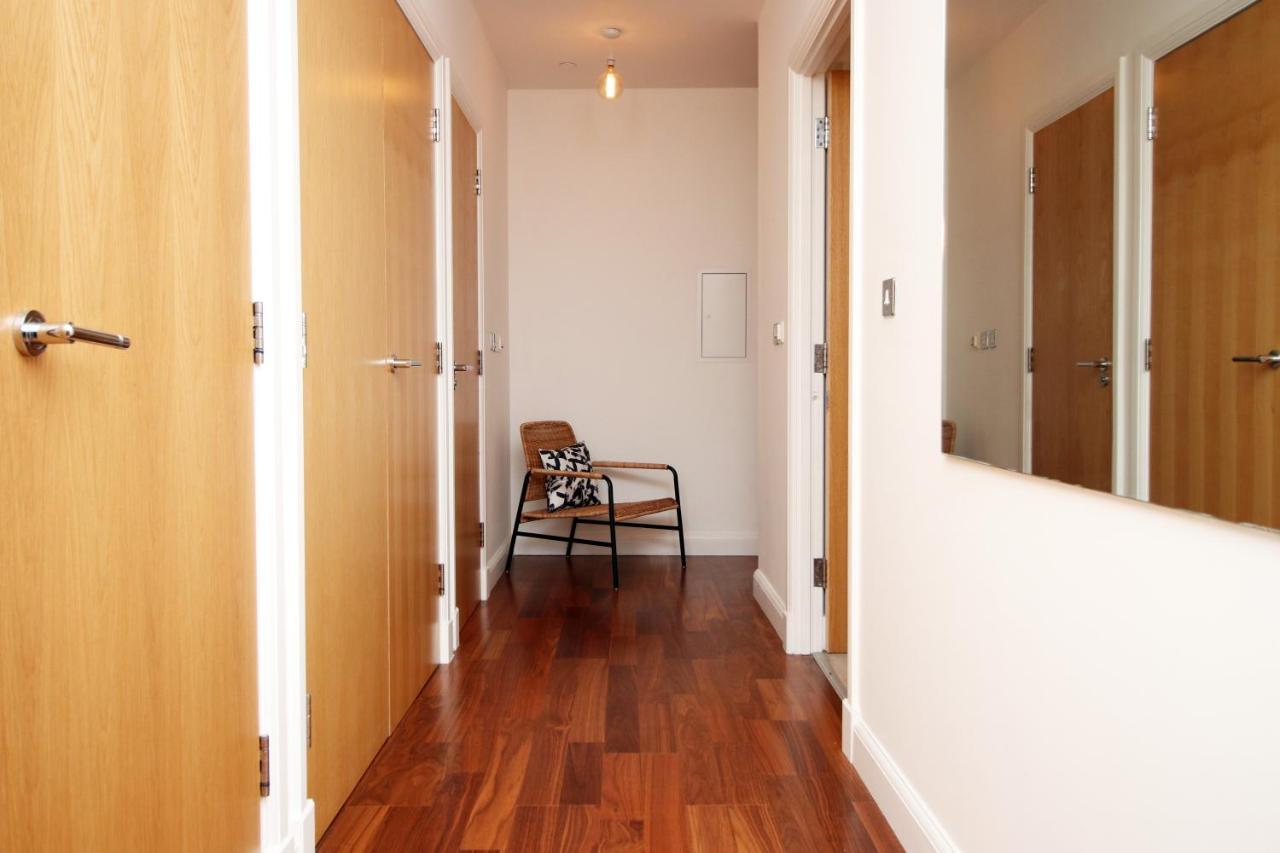 No 2 Under The Clock By Ssw - 2Br, Right In The City Centre, Sleeps 6 Cardiff Eksteriør billede